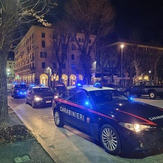 Ferito da un coccio di bottiglia si rivolge ai carabinieri di Savona: indagini in corso