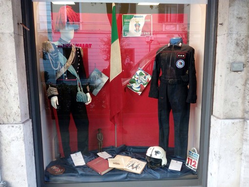 Savona, una vetrina con le uniformi dei Carabinieri nella Farmacia “Della Ferrera”