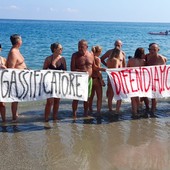 Rigassificatore, da Varazze a Finale nuova catena umana sulle spiagge: il tuffo finale per dire no al progetto (FOTO e VIDEO)