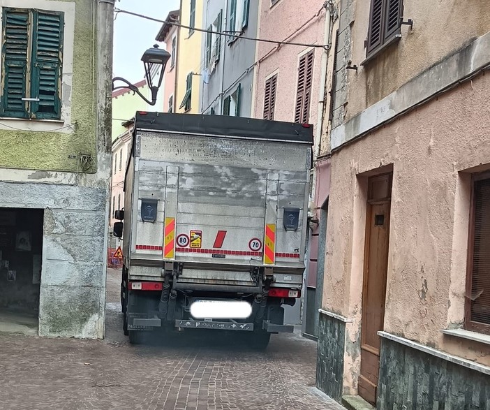 Altare, la consigliera Scotti: &quot;La viabilità segue regole proprie, chi dovrebbe vigilare dov'è?&quot;, il sindaco Briano: &quot;Polemiche sterili&quot;