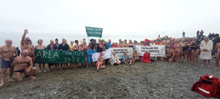 Cimento delle Albisole, 57 i partecipanti alla ciumba nel mare albisolese (FOTO)