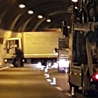 Camion intraversato sulla A10: traffico in tilt (FOTO)