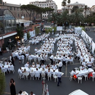 In più di 230 a tavola per aiutare la Croce Bianca. Altro successo ad Albenga per la &quot;Cena in bianco per la Bianca&quot;