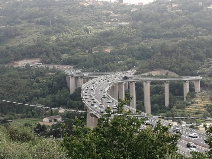 Esodo estivo sulla A10: previsto traffico intenso per tutto il weekend tra Savona e Ventimiglia e verso il Piemonte