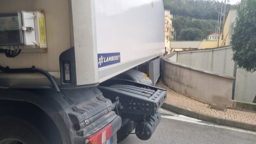 Varazze, mezzo pesante incastrato in via Monte Grappa: intervento dei Vigili del fuoco