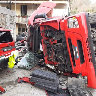 Autoarticolato si ribalta a Montemoro, sulla provinciale del Cadibona. Illeso l'autista (FOTO E VIDEO)