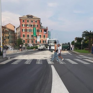 Camion perde olio su un tratto di Aurelia a Varazze: chiuso momentaneamente il traffico (FOTO)