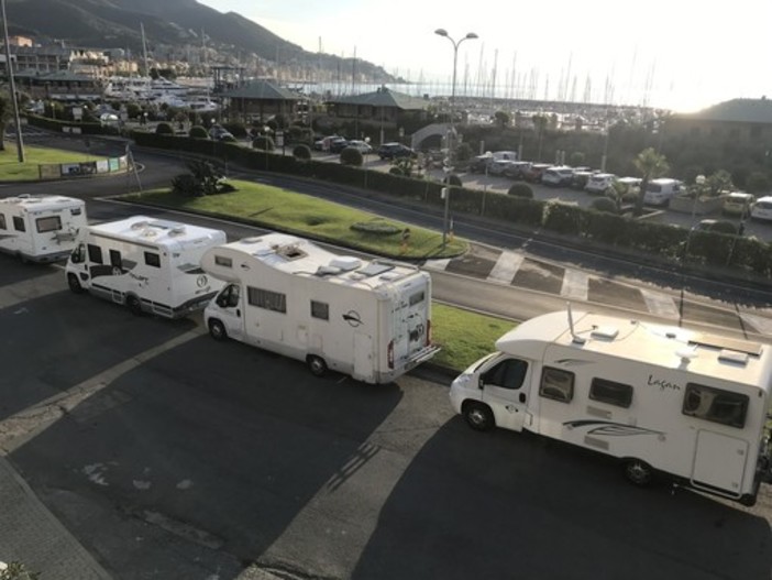 Sosta selvaggia dei camper a Varazze, ordinanza della polizia locale