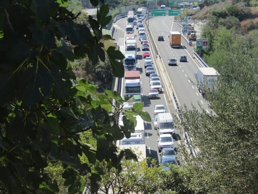 A10, tamponamento tra tir, coda tra Spotorno e Celle Ligure