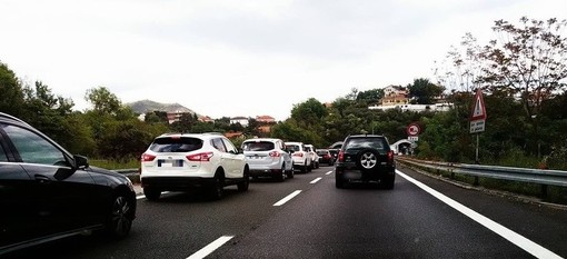 Traffico intenso sulla A10: code e rallentamenti in direzione Savona