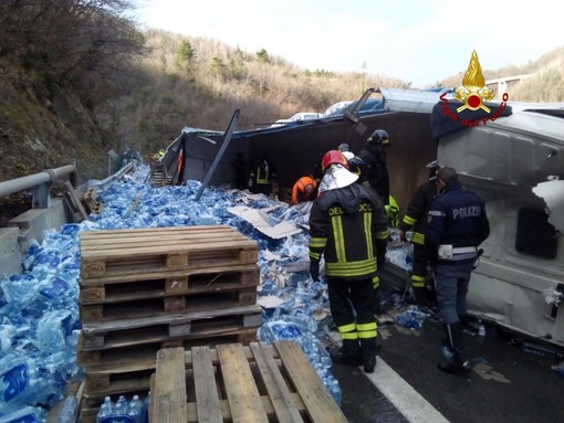 Camion ribaltato sulla Torino-Savona: circolazione riattivata