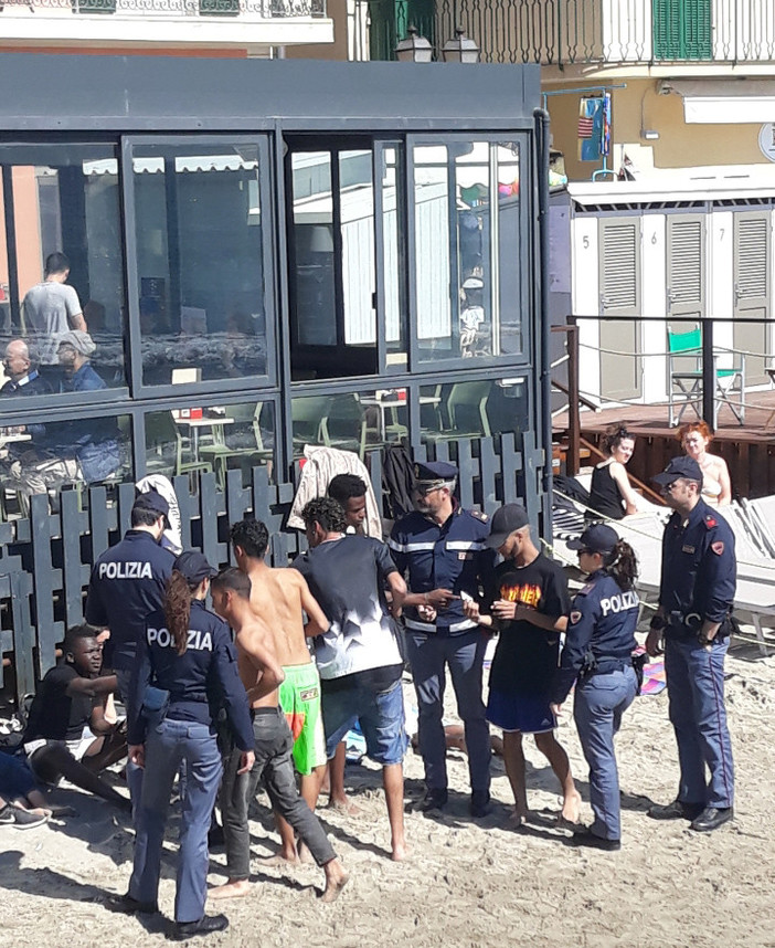 La Polizia controlla le spiagge e la stazione ferroviaria di Alassio