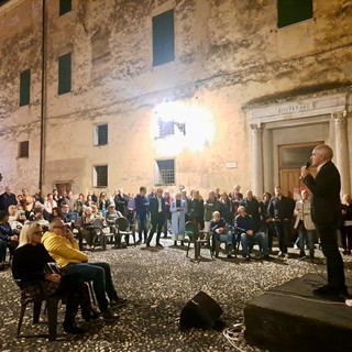 Regionali, piazza piena per la chiusura di Giorgio Cangiano ad Albenga: “Scegliete il vero cambiamento”