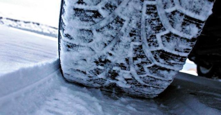 Da oggi fino al 15 aprile scatta l'obbligo delle catene a bordo e dei pneumatici invernali