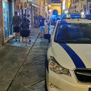 Finale, weekend intenso per la Polizia Locale: cinque multe per consumo di alcolici in area pubblica, sanzionato anche un negozio