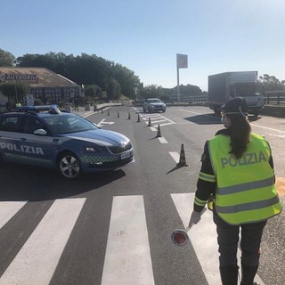 Coronavirus, controlli della Polizia in autostrada: controllate 130 auto, sanzionata una persona