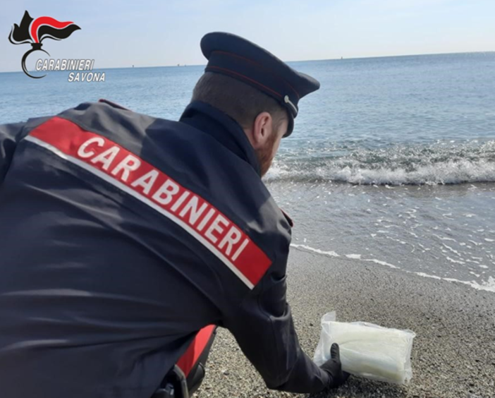 Savona, i carabinieri trovano un chilogrammo di cocaina sulla spiaggia