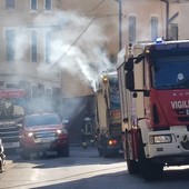 Savona, camion della nettezza urbana prende fuoco: vigili del fuoco mobilitati