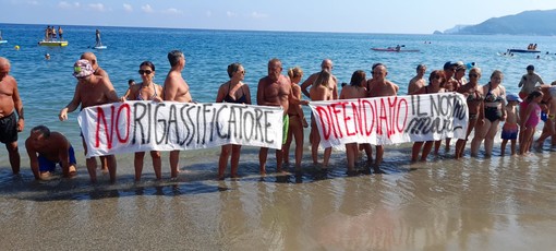 Rigassificatore, da Varazze a Finale nuova catena umana sulle spiagge: il tuffo finale per dire no al progetto (FOTO e VIDEO)