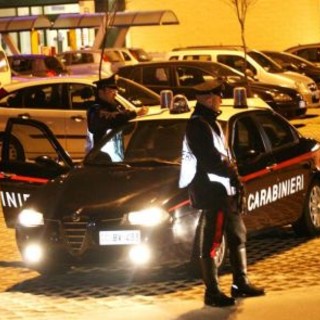 Albenga, scassinano tabacchi e rubano una slot machine nella notte: arrestati in tre