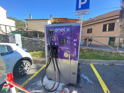 Una colonnina per la ricarica di auto elettriche