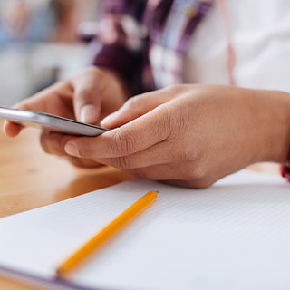 Scuola, il ministero ribadisce il divieto all'utilizzo di cellulari in classe: &quot;Mancanza di rispetto verso i docenti&quot;