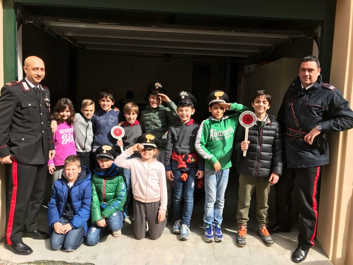 Foto di gruppo con i sottufficiali della stazione laiguegliese