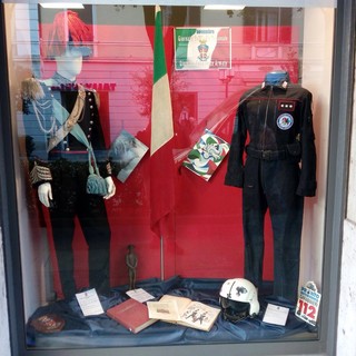 Savona, una vetrina con le uniformi dei Carabinieri nella Farmacia “Della Ferrera”
