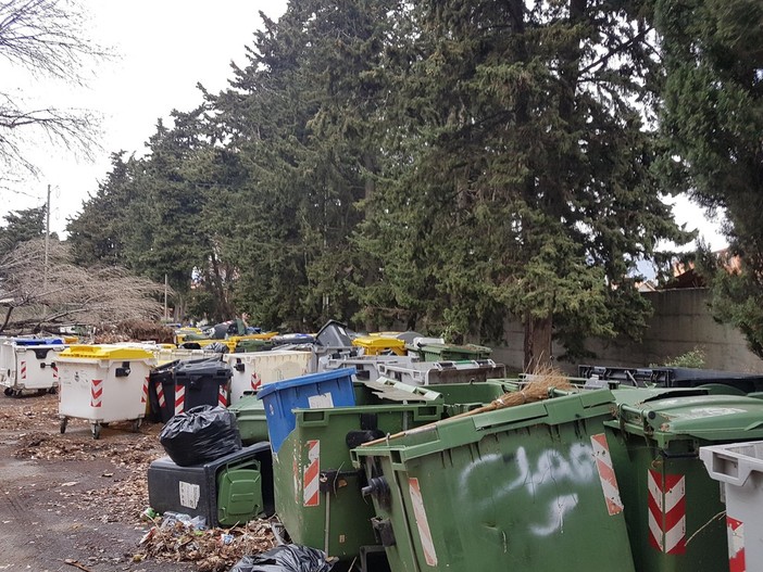 Ad Albenga un vero e proprio &quot;cimitero dei cassonetti&quot; (FOTO E VIDEO)