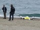Cadavere sulla spiaggia di Savona, identificato l'uomo: è un 50enne senza fissa dimora