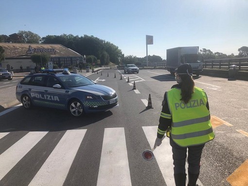 Coronavirus, controlli della Polizia in autostrada: controllate 130 auto, sanzionata una persona