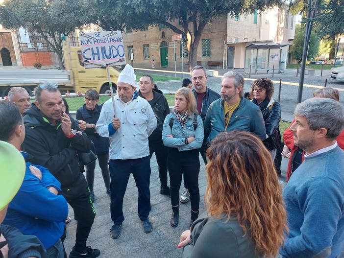 Caro bollette, la protesta a Vado davanti al comune: &quot;Ruota che stritola tutti, Stato intervenga contro gli strozzini&quot; (FOTO e VIDEO)