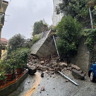 Varazze, crolla un muraglione di contenimento in via Argonauti: strada bloccata (FOTO)