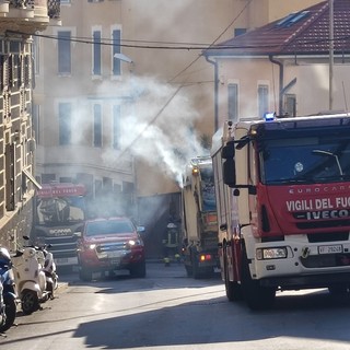 Savona, camion della nettezza urbana prende fuoco: vigili del fuoco mobilitati