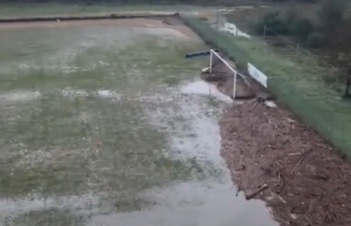 Calcio, Dego. Recinzione divelta e detriti sul campo, ecco la situazione del Perotti dopo l'indondazione (VIDEO)