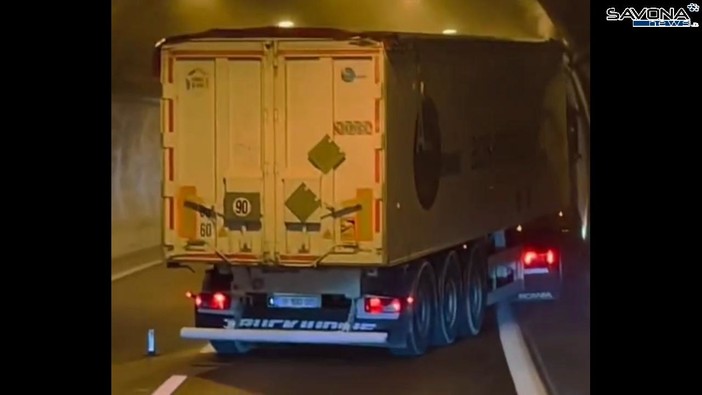 Autista accusa un malore alla guida, camion a zigzag in autostrada (VIDEO)