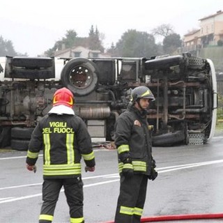 Vezzi: evacuate tre famiglie dopo l'incidente della cisterna carica di Gpl