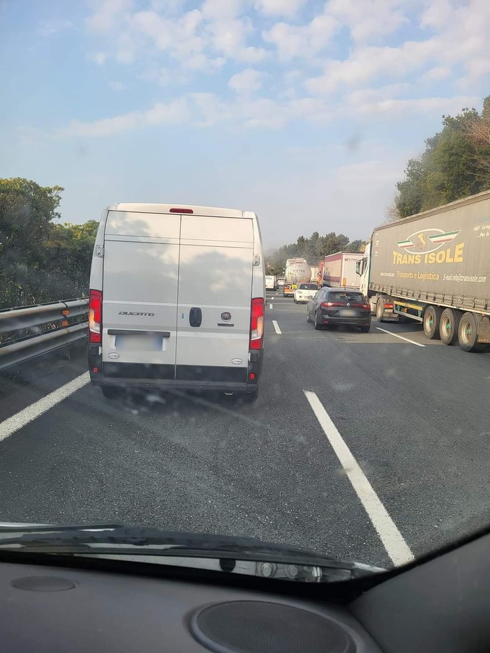 Caos autostrade, incidente sulla A10: chiuso il casello di Genova Aeroporto e 2 km di coda