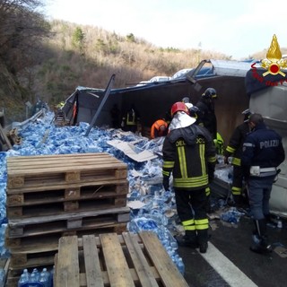 Camion ribaltato sulla Torino-Savona: circolazione riattivata