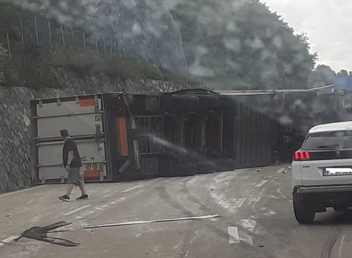 Camion si ribalta sulla A10 tra Varazze e Arenzano: soccorsi mobilitati. Traffico bloccato (FOTO e VIDEO)