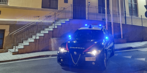 Savona, forza il vano sottosella di un motociclo parcheggiato in corso Ricci: arrestato