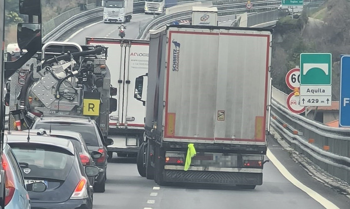 Camion in panne all'altezza di Feglino: code sulla A10 in direzione Savona