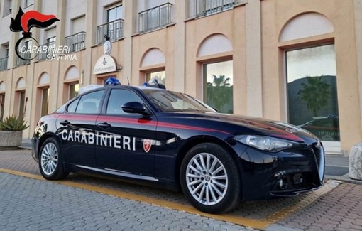 Albenga, aggredisce l’ex compagno e la sorella di quest’ultimo con un coccio di vetro: 54enne arrestata dai carabinieri