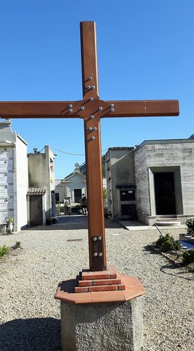 Nuova croce del Cimitero per i villanovesi