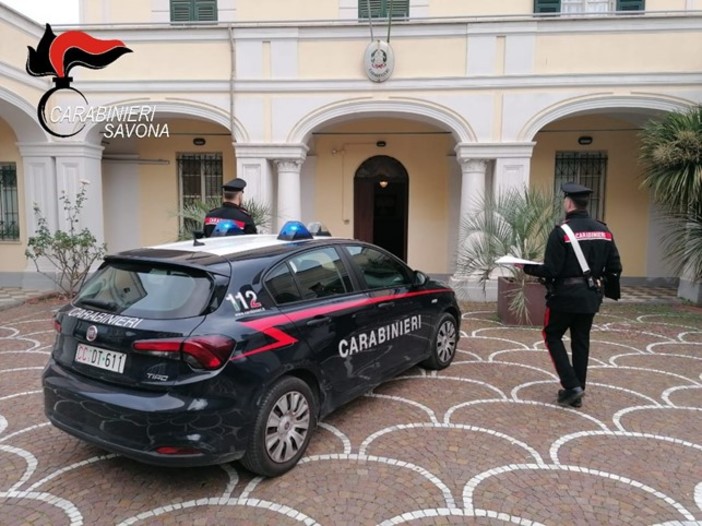 Calice, aggredisce l'ex compagna prima alla partita del figlio e poi tentando di sfondare la porta di casa: 46enne arrestato dai carabinieri