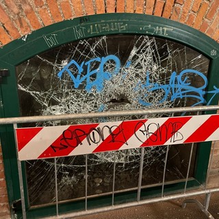 Celle, non si placano gli atti vandalici nella galleria Crocetta: distrutta teca in vetro (FOTO)