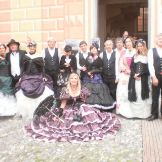 Albenga, balli e costumi vittoriani animano le vie del centro storico (Le foto)