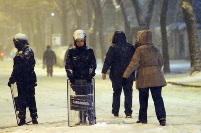 carabinieri appostati sotto la neve