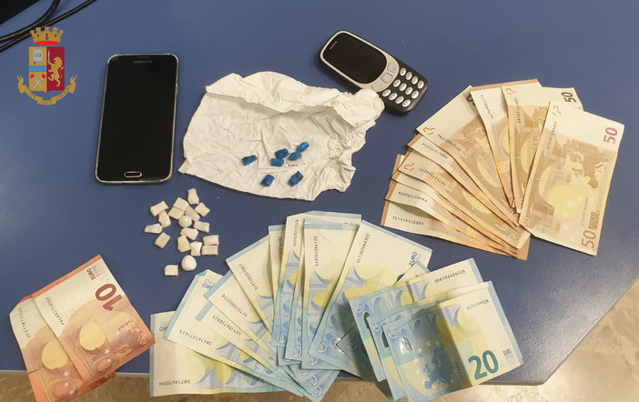 Sorpreso con contanti e cocaina in casa: pusher in manette