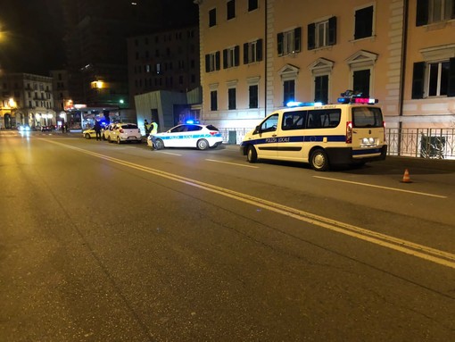 Savona, guida la moto senza avere la patente adatta: sospeso il documento e multato dalla polizia locale (FOTO)